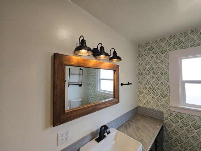 Building Photo - Beautifully remodeled 2BD/1BA Scotia home
