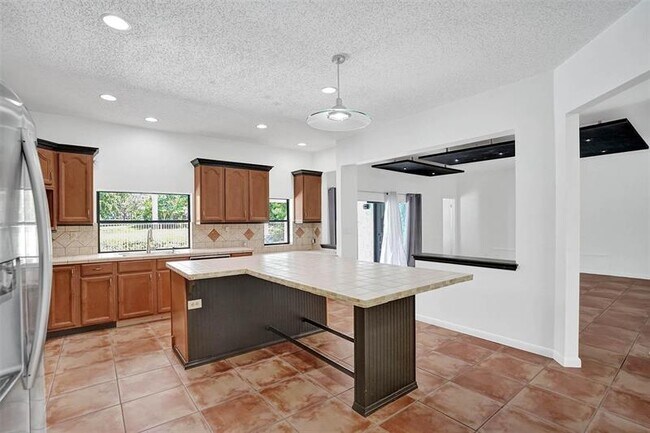 Building Photo - 16610 Royal Poinciana Ct