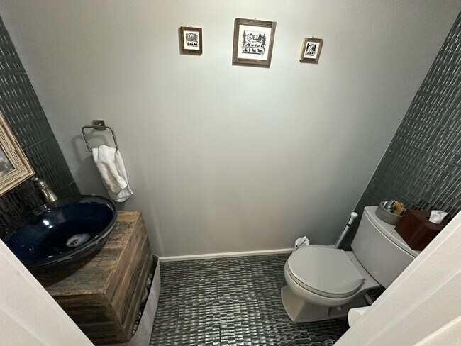 Building Photo - Beautiful 1 Bedroom 1.5 Bath Condo in down...