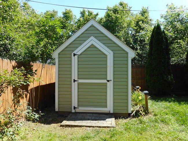 Building Photo - 608 Green St