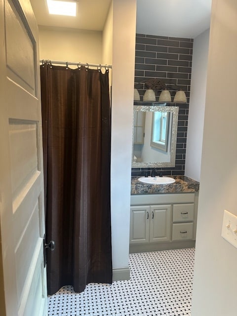 2nd floor bathroom - 1295 Kutchins Pl