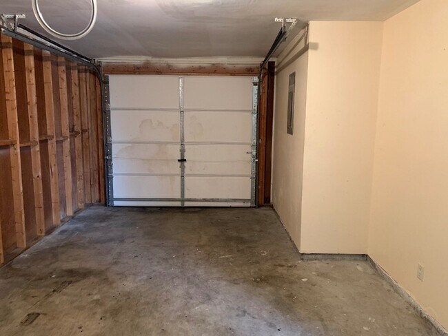 Building Photo - House for Rent