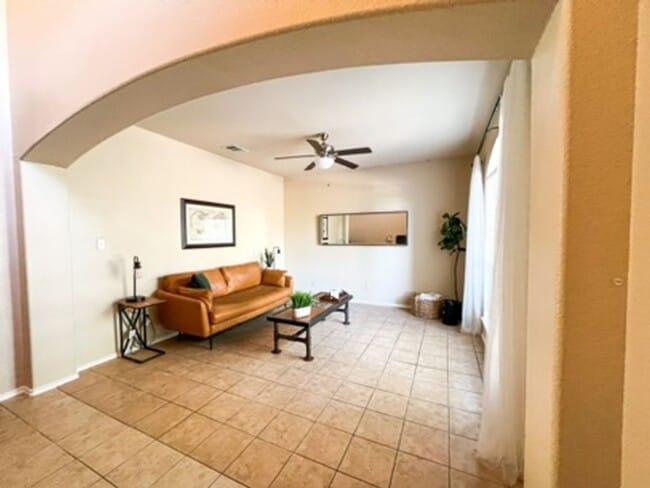 Building Photo - Large Pflugerville 4-bedroom/2.5 Bath Home in the Villages of Hidden Lake