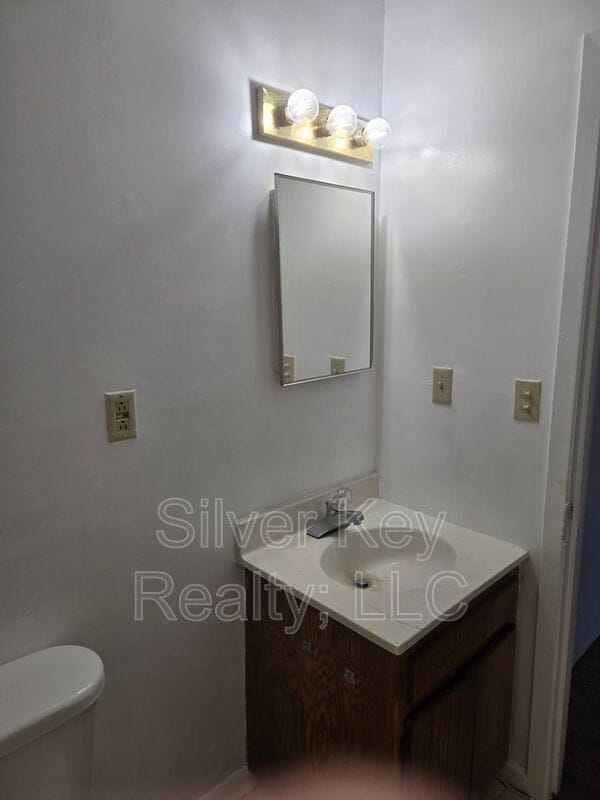 Building Photo - 823 Englewood Rd