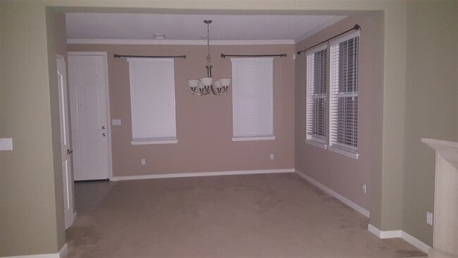 Building Photo - 165 W Santa Barbara Way