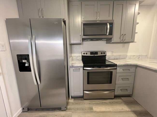 Building Photo - 2 Bedroom Unit, 1.5 baths with one assigne...