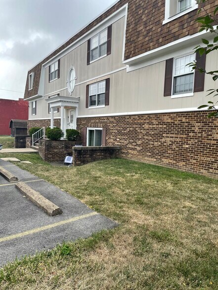 Main entrance - 147 N 16th St