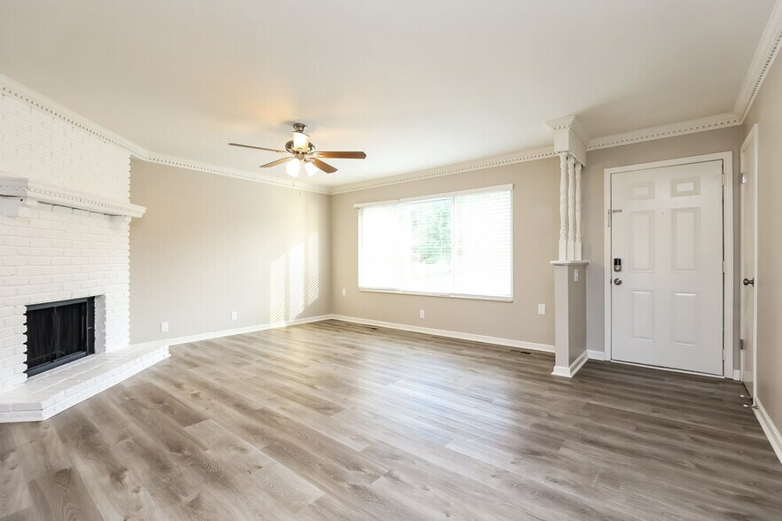 Building Photo - 5173 Roxborough Dr