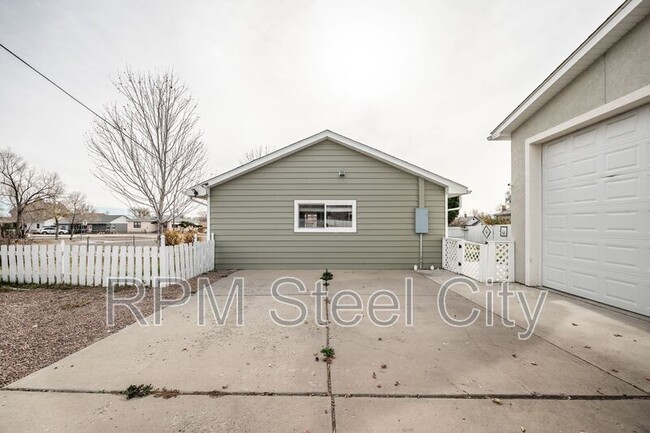 Building Photo - 903 W 15th St