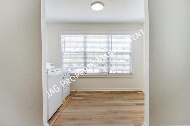 Building Photo - 2892 College St