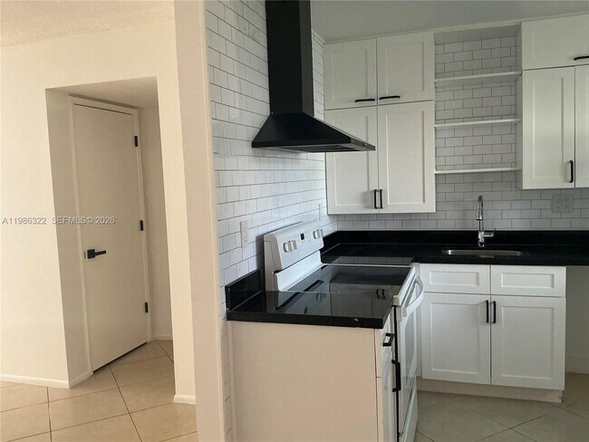 Building Photo - 501 Gardens Dr