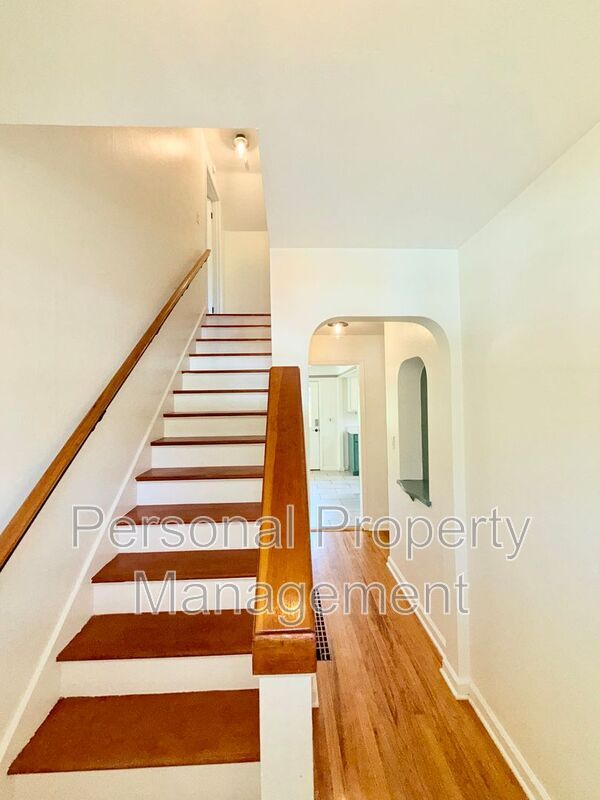 Building Photo - 4313 NE Valley View Ln