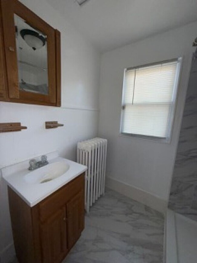 Building Photo - 321 E Price St