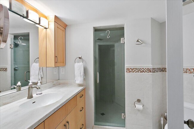 Building Photo - Fabulous Condo in The Pointe!