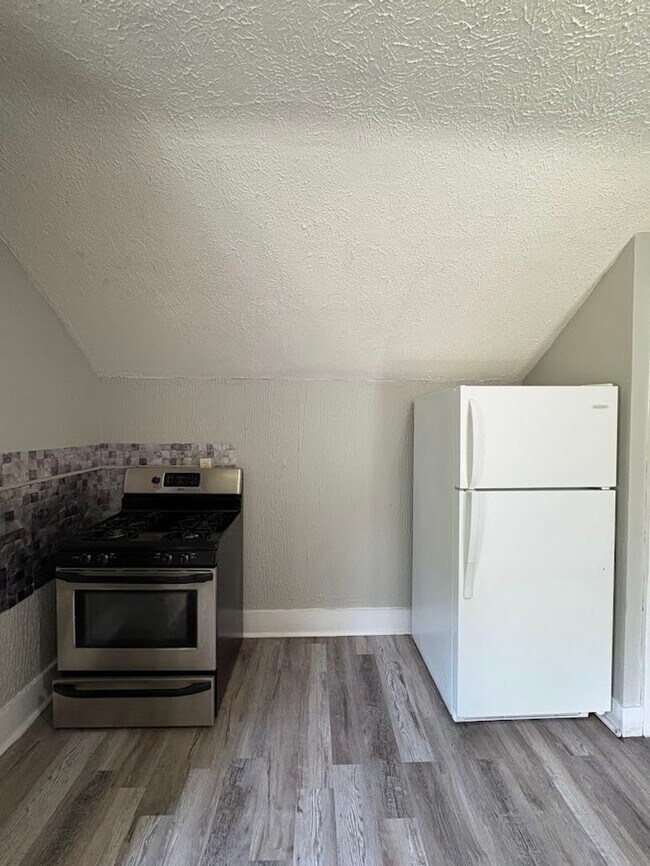 Building Photo - 656 Kling St