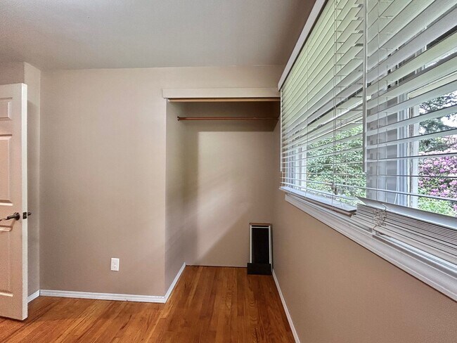 Building Photo - Tranquil Environment: 3 Bed, 1 Bath House