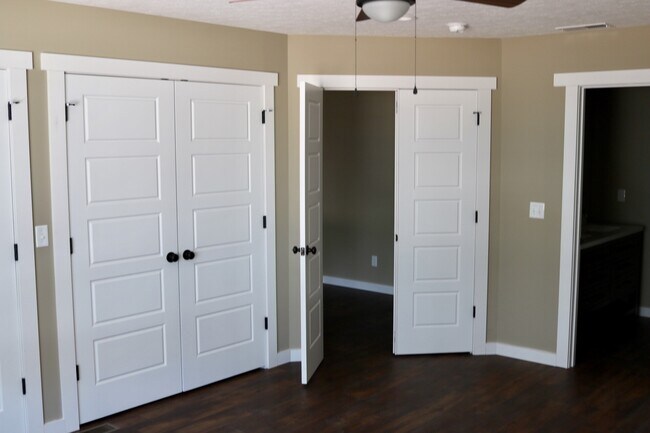 Building Photo - 8 Honey Locust Ln