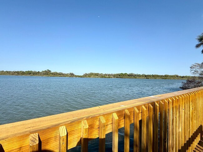 Building Photo - Designed for the way you live! 3Bedrooms/2.5Bath Edgewater Townhome