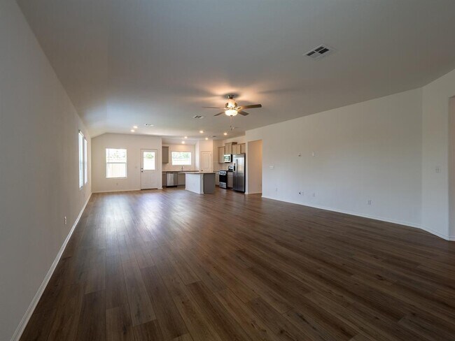 Building Photo - 702 Silver Springs Bend
