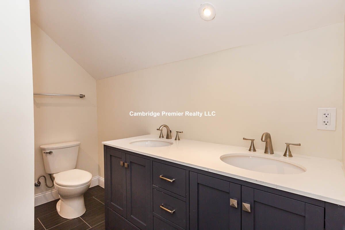 Building Photo - 745 Fellsway