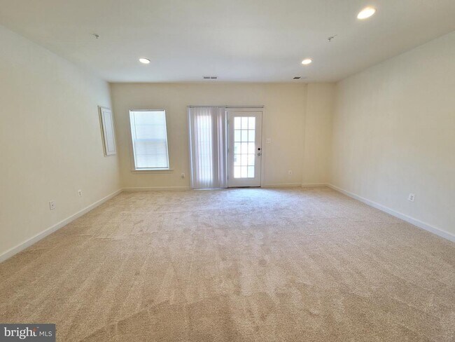 Building Photo - 4066 Finsbury Lane