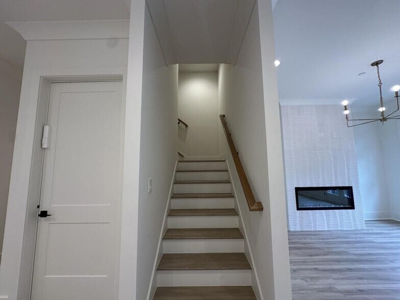 Building Photo - 4802 Moonview Ln