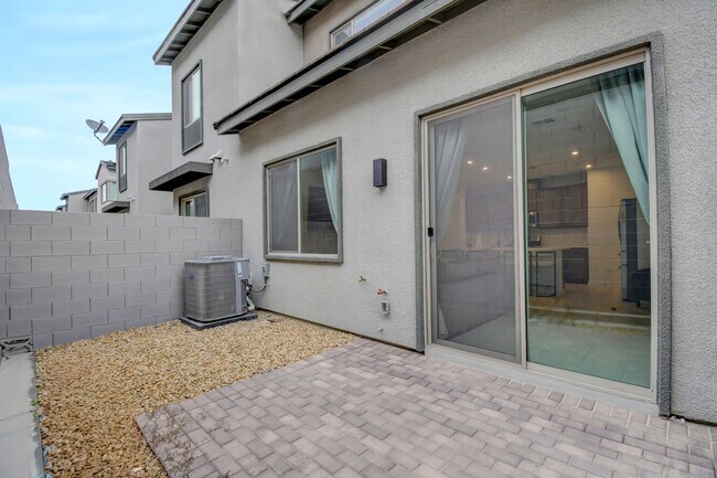Building Photo - Stunning and Modern Townhome in Skye Canyon