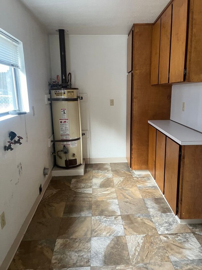 Building Photo - Nice 2 bedroom, 1 bath with yard.