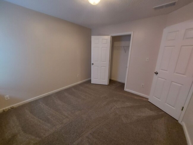 Building Photo - Spacious Home in Quiet Neighborhood