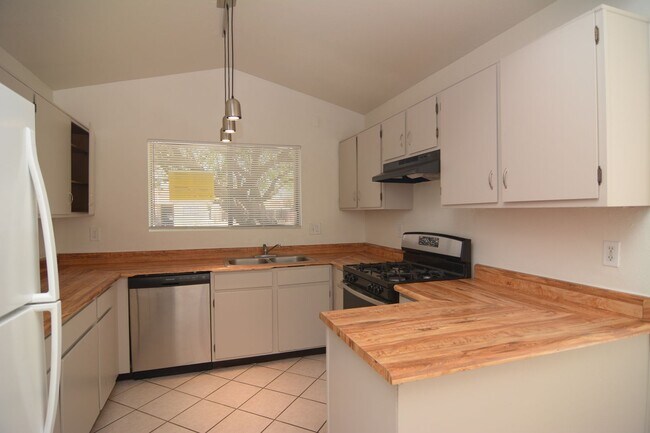 Building Photo - Updated 3  Bedroom 2 Bath Home! Located in Convenient South Tucson Location!