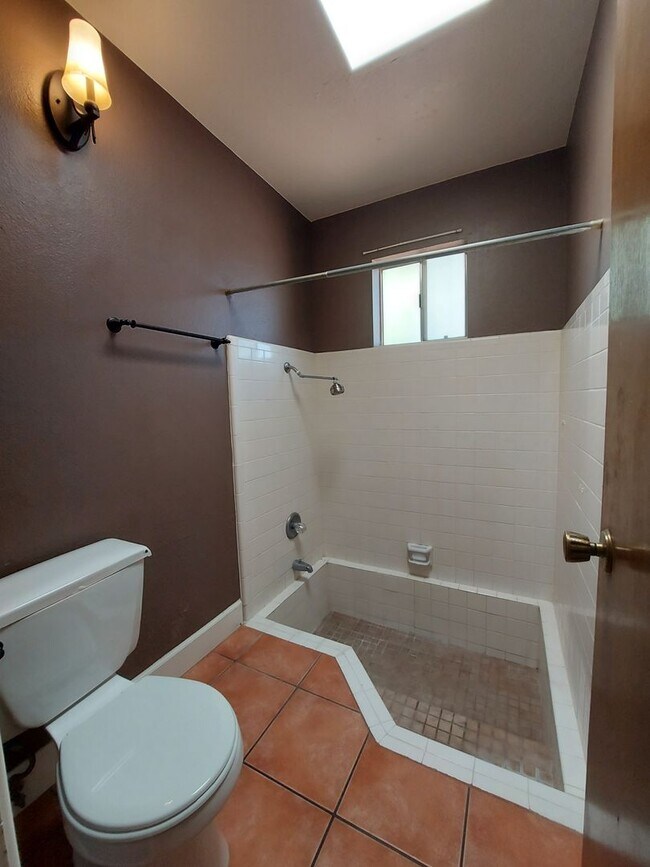 Building Photo - Spacious House