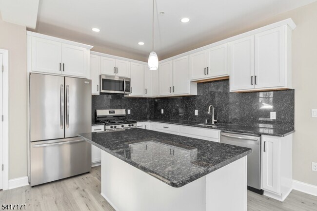 Building Photo - 154 N Auten Ave