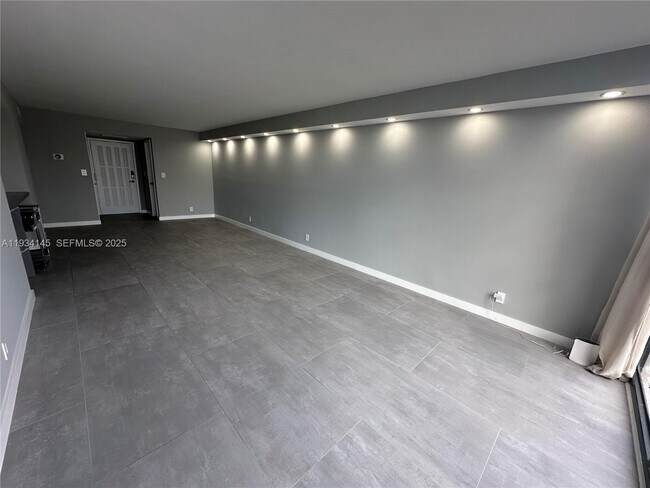 Building Photo - 600 Parkview Dr