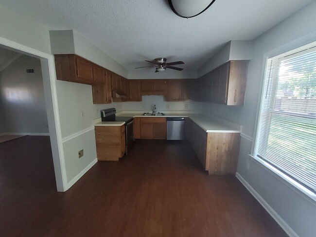 Building Photo - 7643 Ivy Hollow Dr