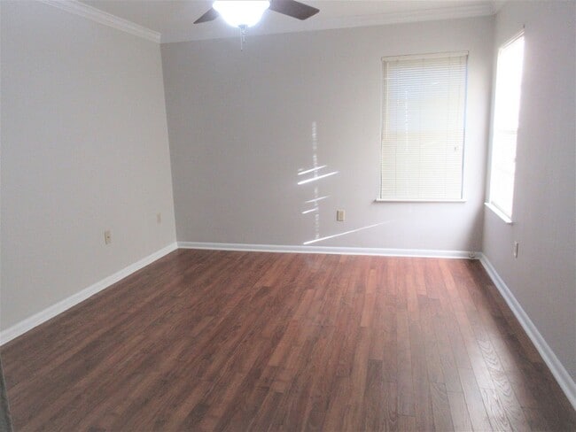 Building Photo - Adorable 2-bedroom/1-bath Duplex in Rosedale