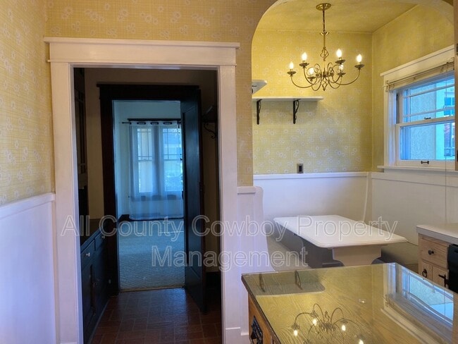 Building Photo - 623 E Lewis St