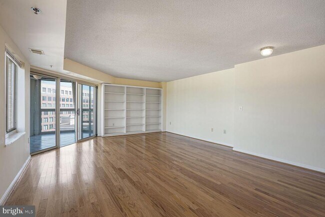 Building Photo - 2121 Jamieson Ave