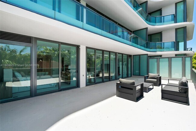 Building Photo - 9901 W Bay Harbor Dr