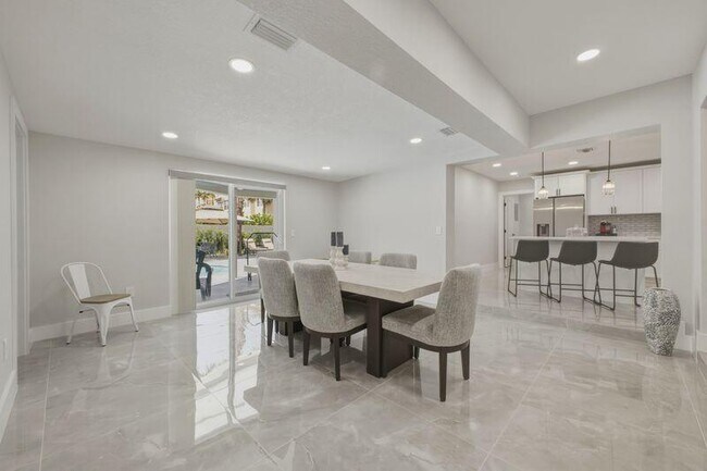 Building Photo - 632 Las Palmas Park