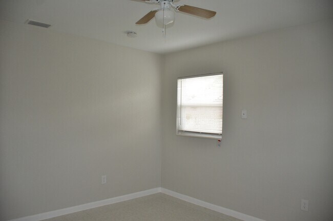 Building Photo - 480 Garden Dr S