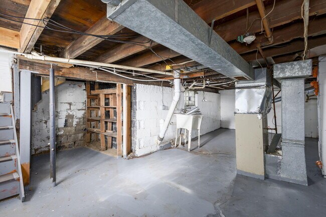 Building Photo - 5021 Anatole St