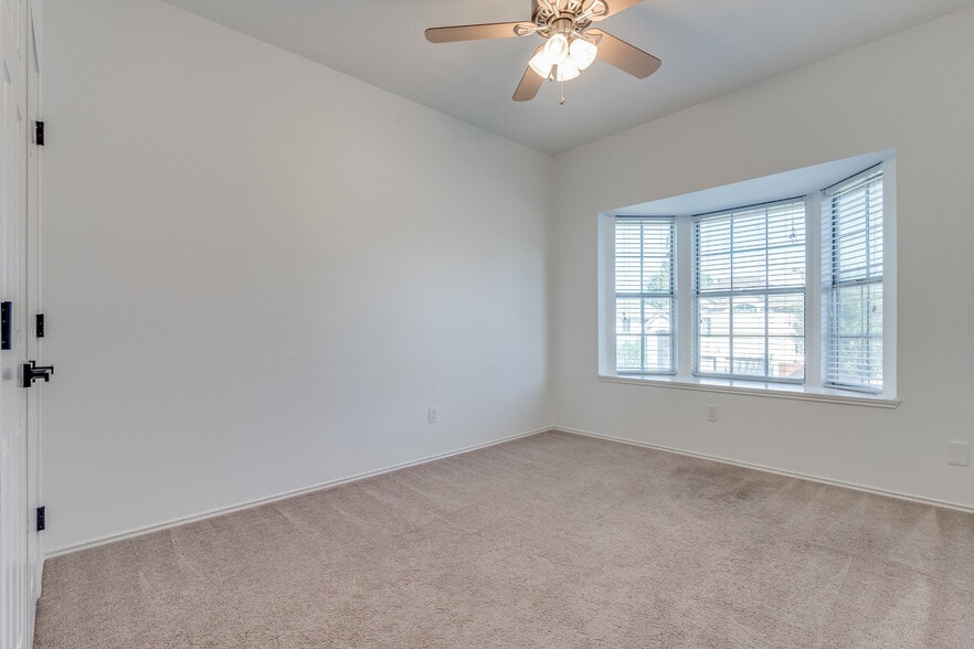 Building Photo - 6841 Bellehaven Dr