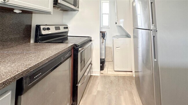 Building Photo - 8040 N Colony Cir