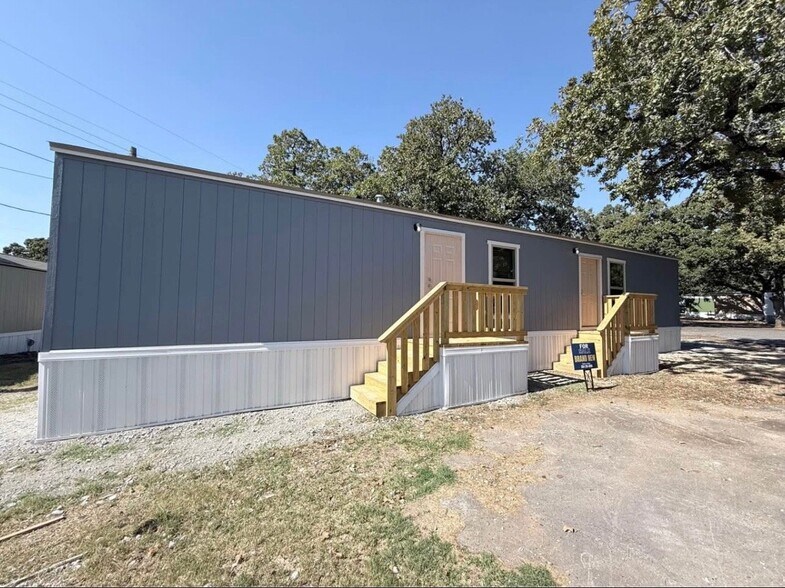 Building Photo - 215 Weeks Rd