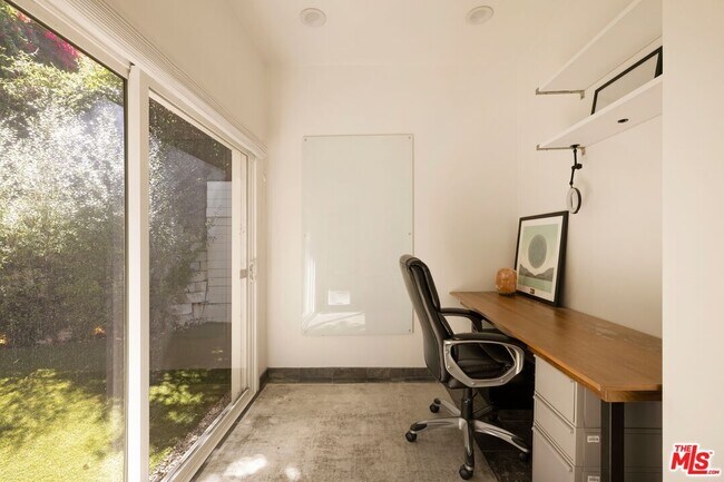 Building Photo - 3414 N Knoll Dr