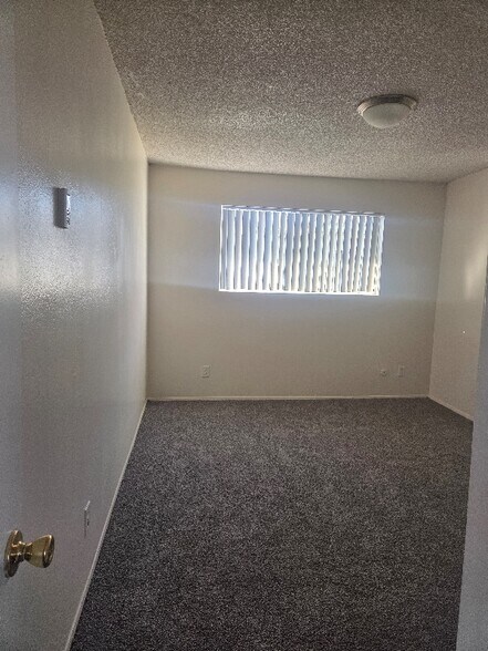 Building Photo - 995 N Mollison Ave