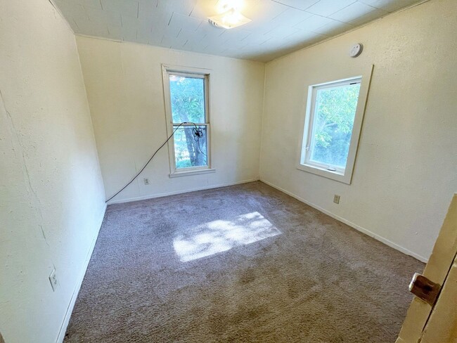 Building Photo - 408 S Duff St