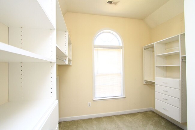 Building Photo - 2120 Benomi Dr