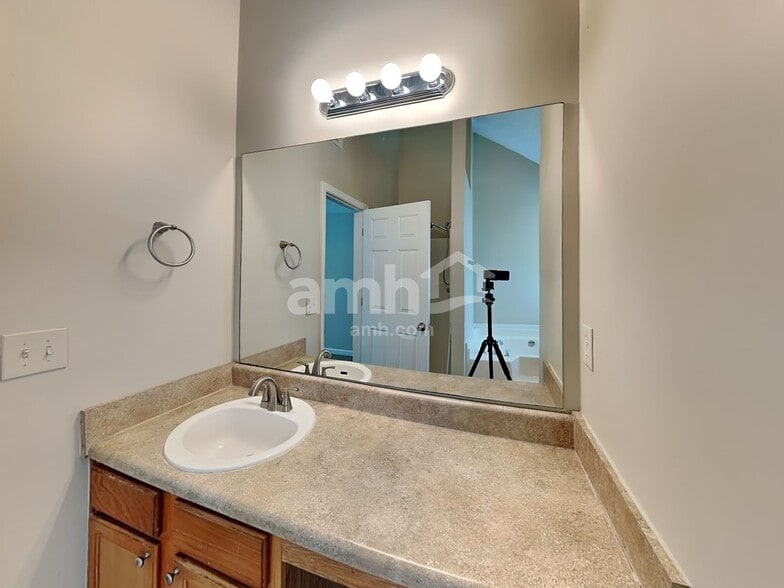 Building Photo - 228 Kings Cove