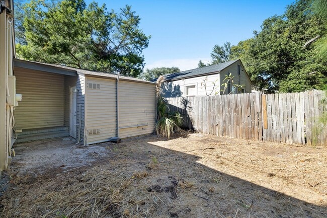 Building Photo - Large 4 bed/1.5 bath House & Section 8 Acc...